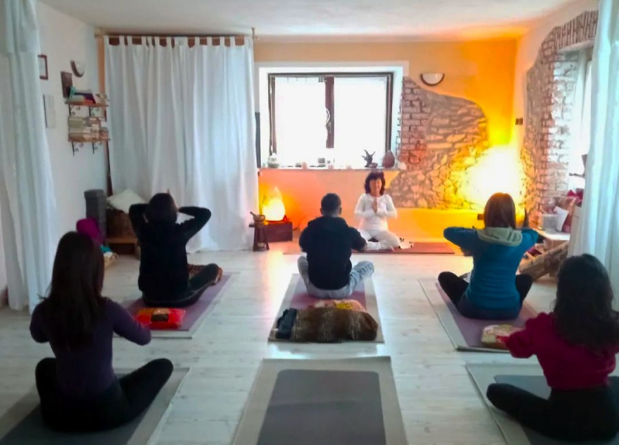 Laura Eynard pratica Yoga nella saletta di Sentieri di Armonia